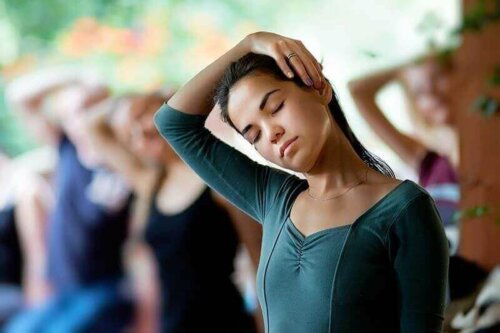 boynunu esneten kadın