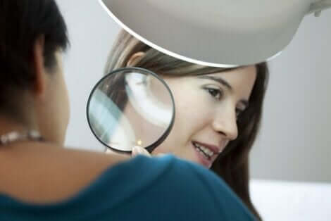 Cilt muayenesi olan kadın