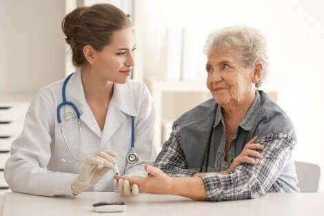 doktor yaşlı kadın
