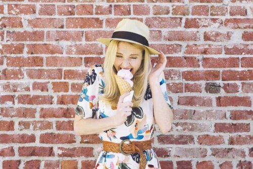 dondurma yiyen kadın