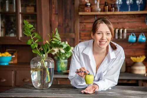 Mide Yanmasını Elma İle Yatıştırın: Evde Uygulayabileceğiniz 3 Çözüm