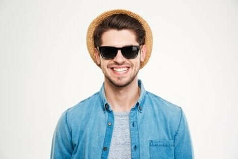 Güneş gözlüğü ve şapka takan adam