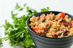 Kinoalı Fırınlanmış Sebze Salatası