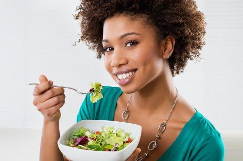 Çoban salatası yiyen kadın