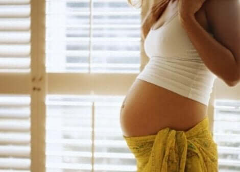 Hamile bir kadının göbeği açık.