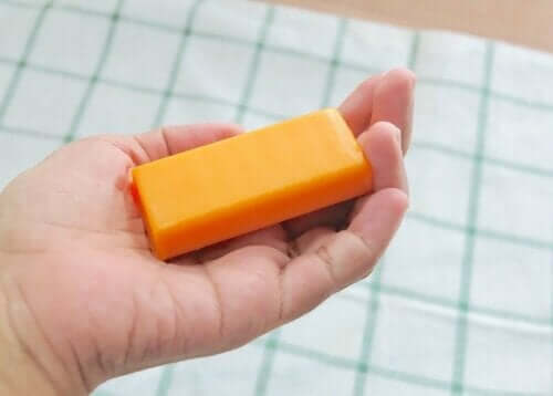 Elinde sabun tutan biri