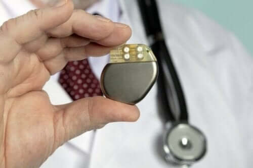 Dal bloğu tedavisi: Elinde kalp pili tutan doktor
