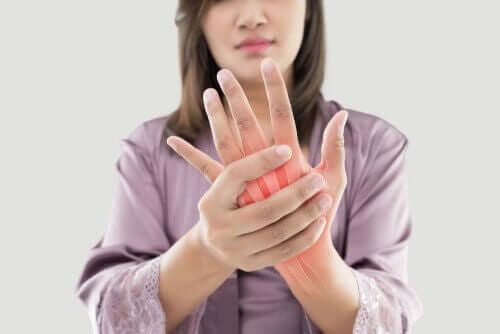 eli artrit nedeniyle ağrıyan kadın