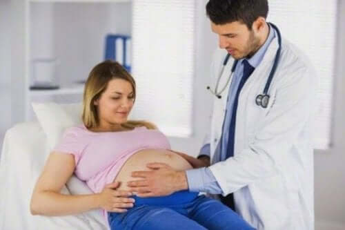 doktor kontrolündeki hamile kadın