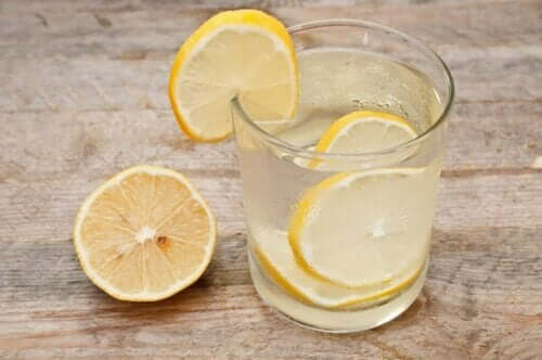 Bir bardak su içinde limon dilimleri