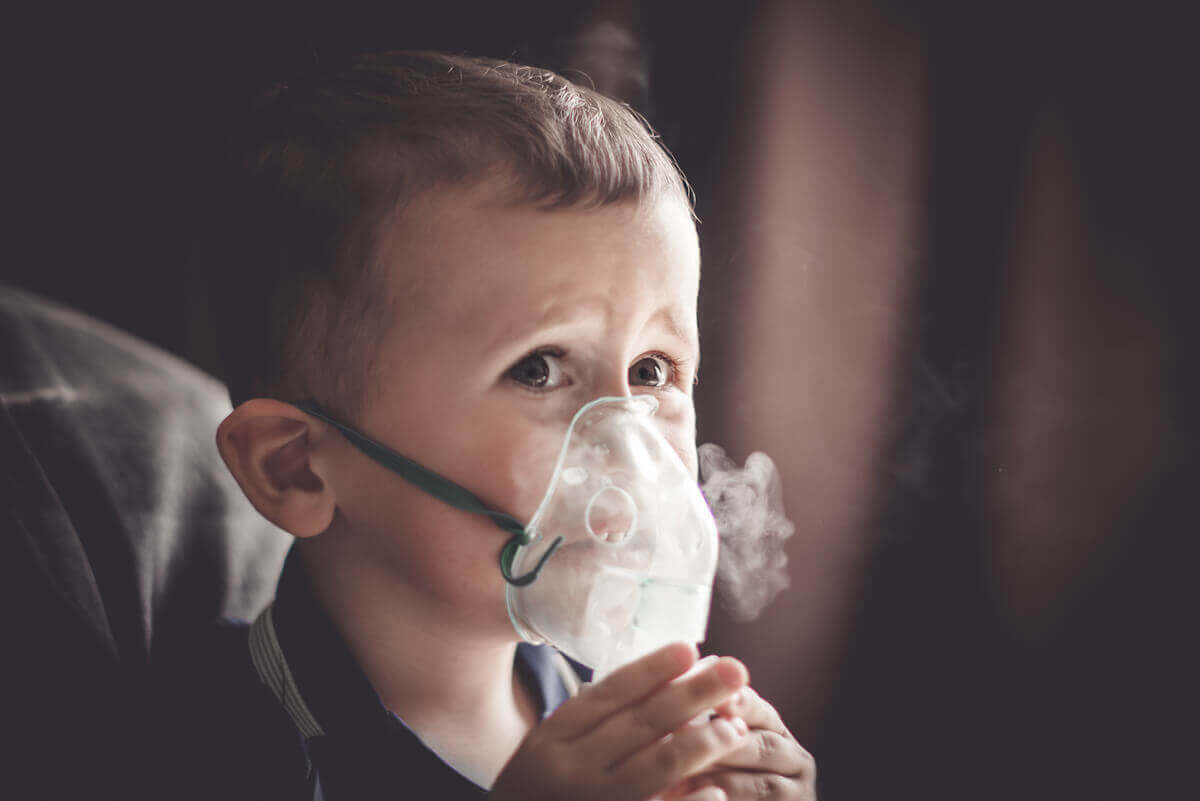 oksijen maskesiyle nefes alan çocuk