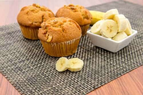 muzlu muffinler ve dilimli muzlar