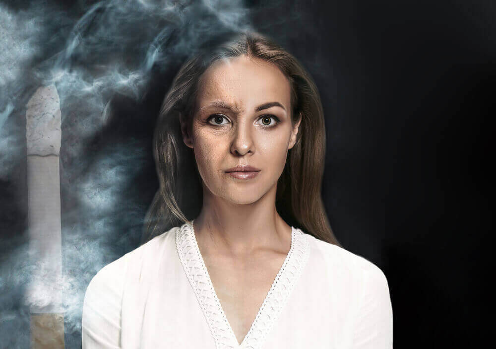 sigara, duman ve cildi yaşlanmış kadın