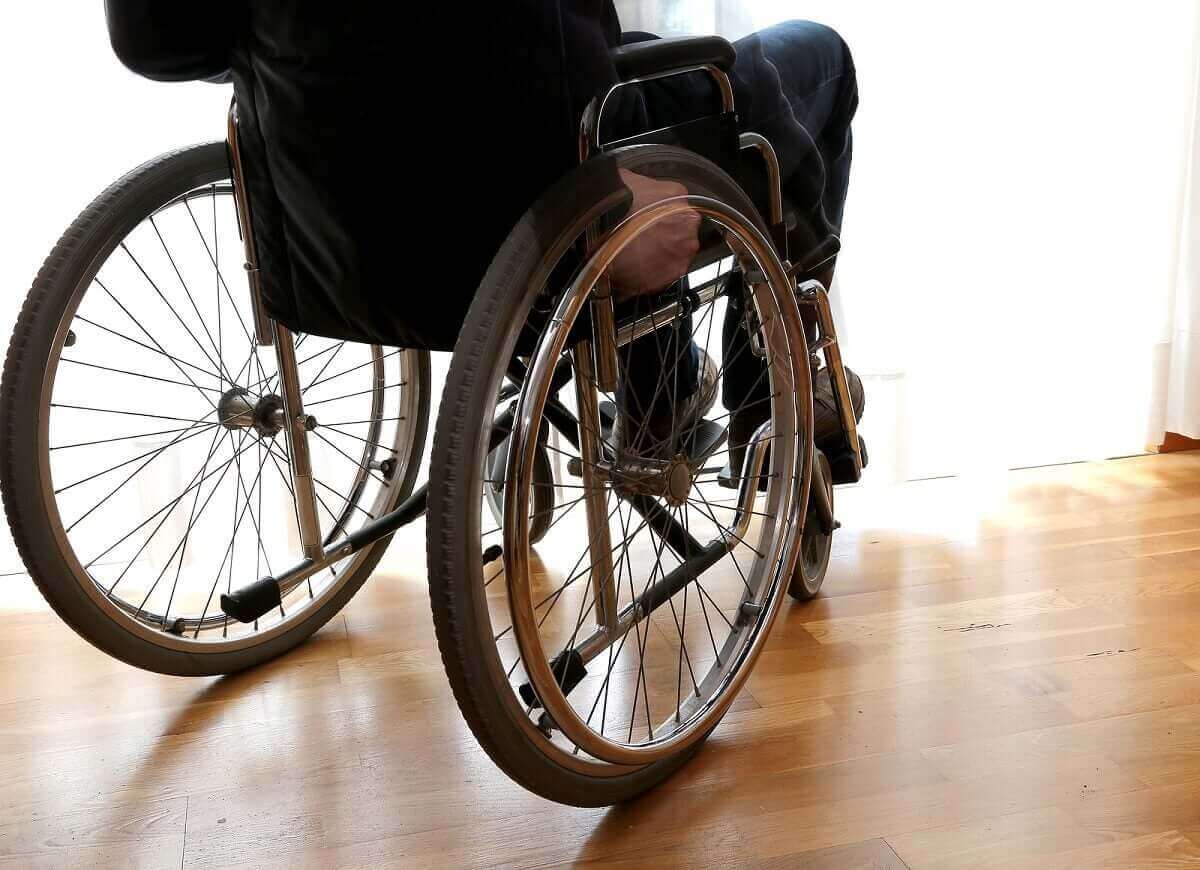 tekerlekli sandalyede oturan adam