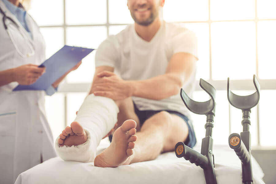 ayak bileği alçıya alınmış adam