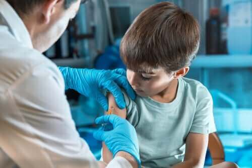 çocuğa aşı yapan doktor