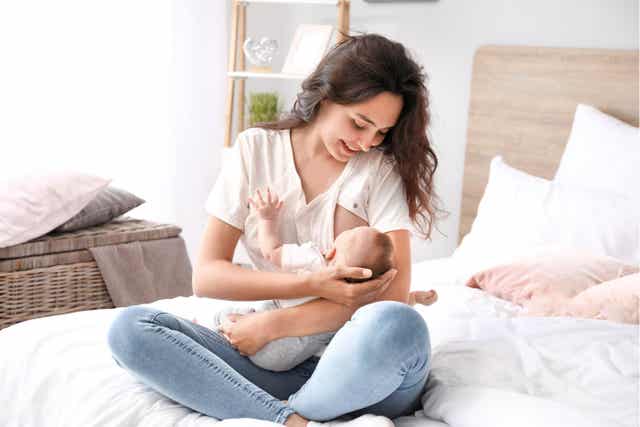 bebeğini emziren kadın
