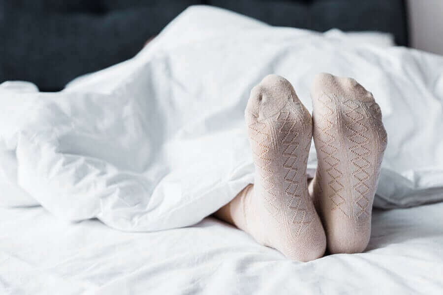 çorapla uyuyan ayaklar