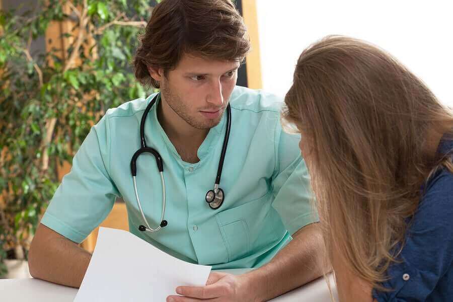 hastasına bir şeyler anlatan doktor