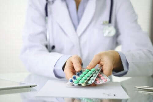 ilaç paketleri tutan doktor