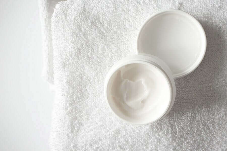 havlu üstünde krem