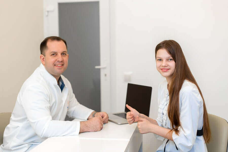 doktorla konuşan mutlu hasta