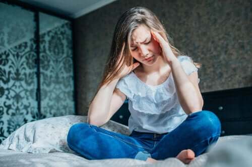yatakta başı ağrıyan kadın