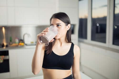 proteinli içecek tüketen kadın