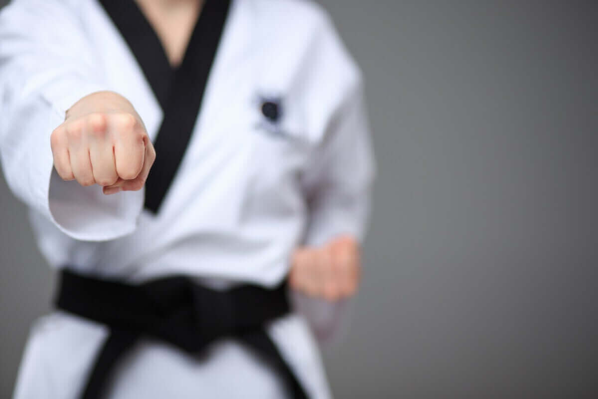 karate hareketi yapan vücut
