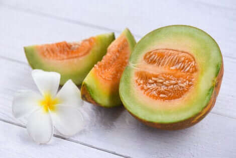 bir çiçek ve kesilmiş bir kavun