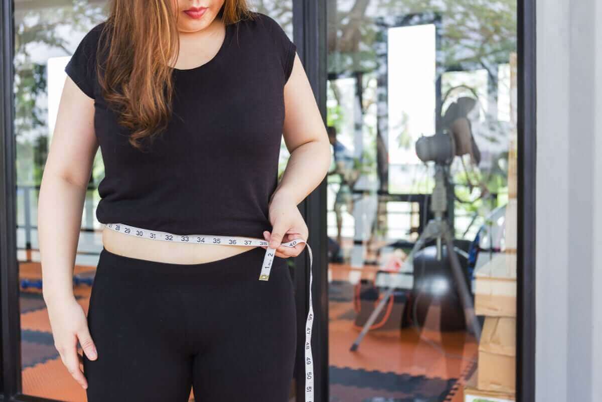 belini ölçen kadın