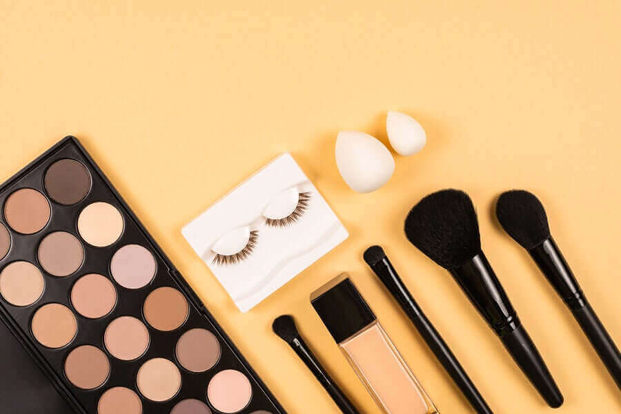 çeşitli makyaj malzemeleri