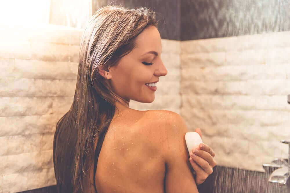 nötr sabunla banyo yapan kadın