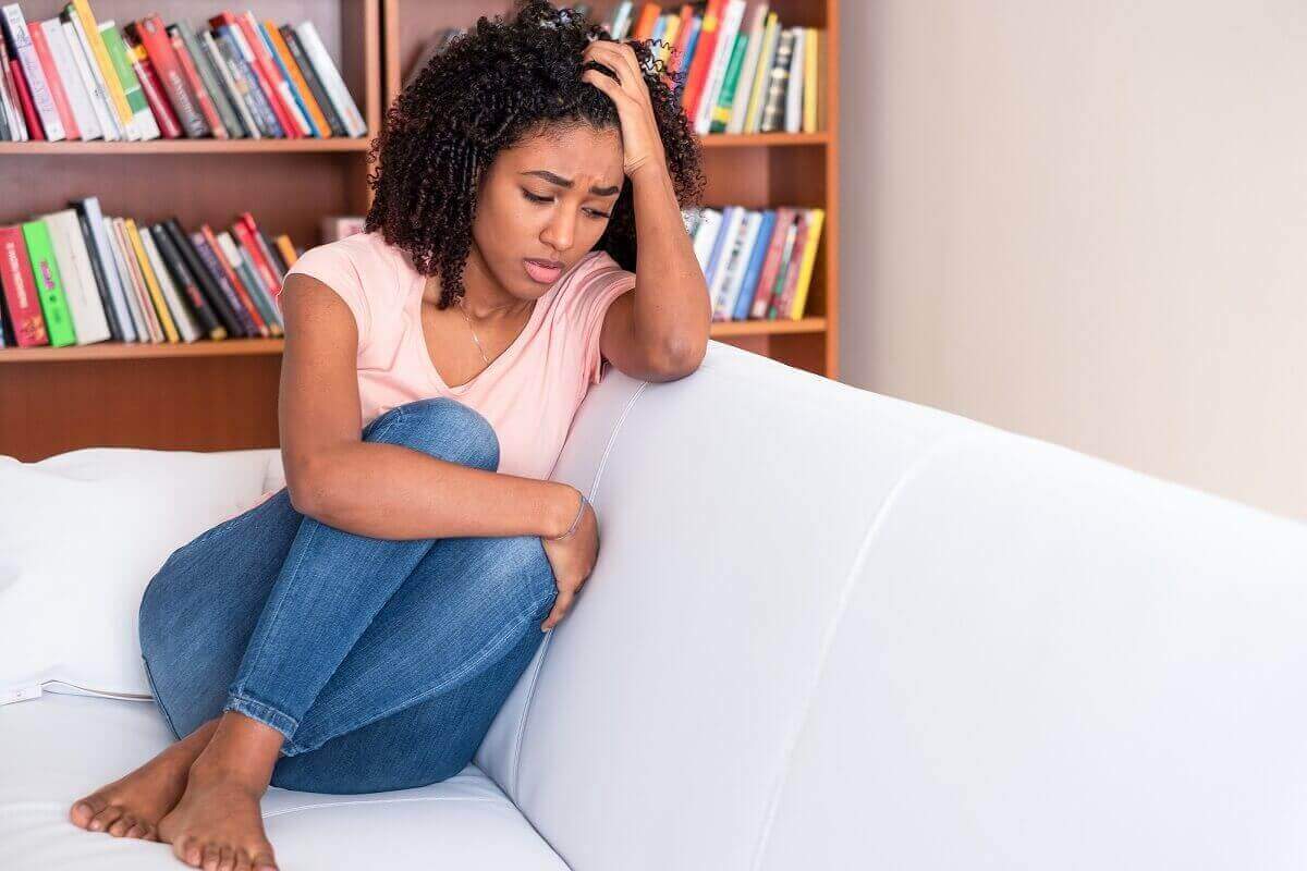 koltukta oturan üzgün kadın