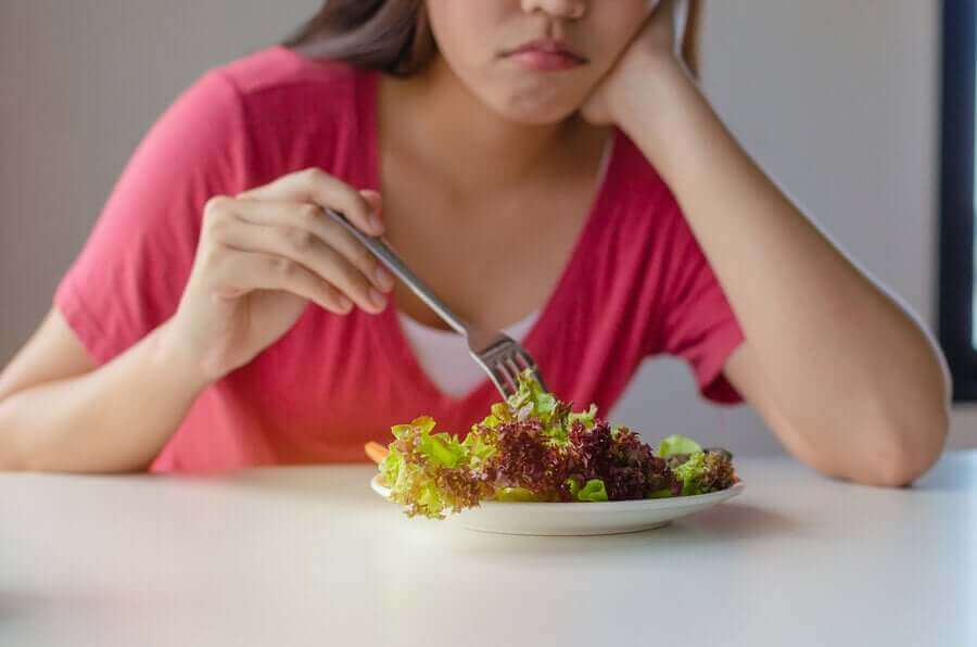 salatasını dürten üzgün kadın