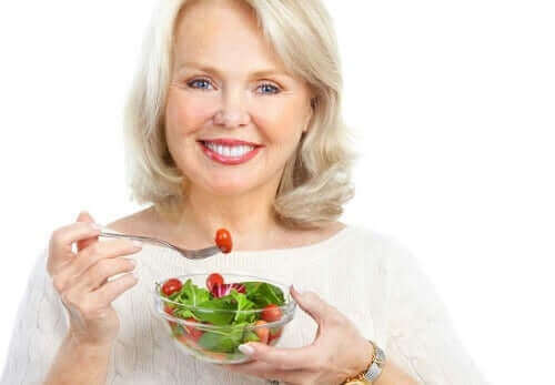 bir kaseden salata yiyen kadın