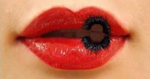 dudaklarında sigara boşluğu olan kadın