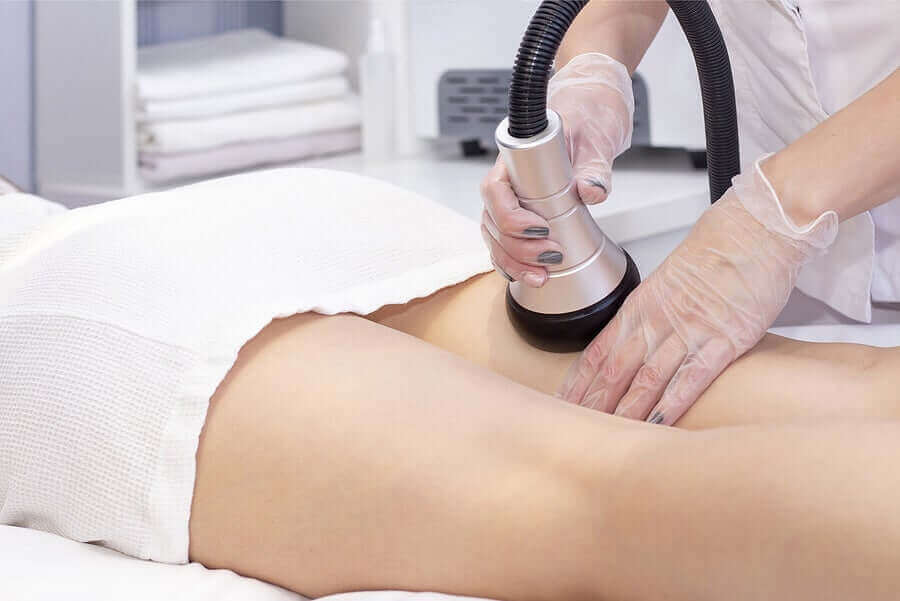 bacaklarına işlem yaptıran kişi