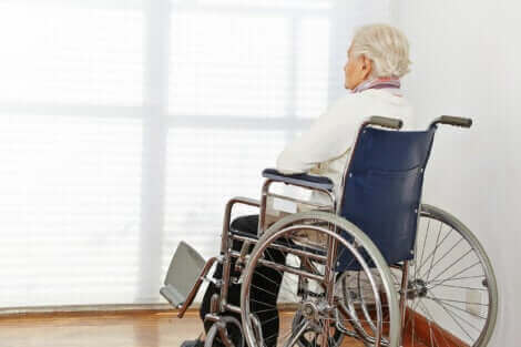 tekerlekli sandalyede duvara bakan yaşlı adam