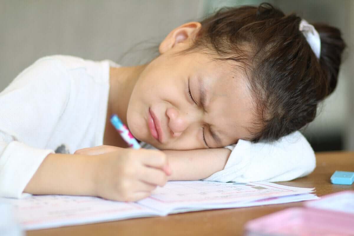 yazı yazarken mutsuz çocuk