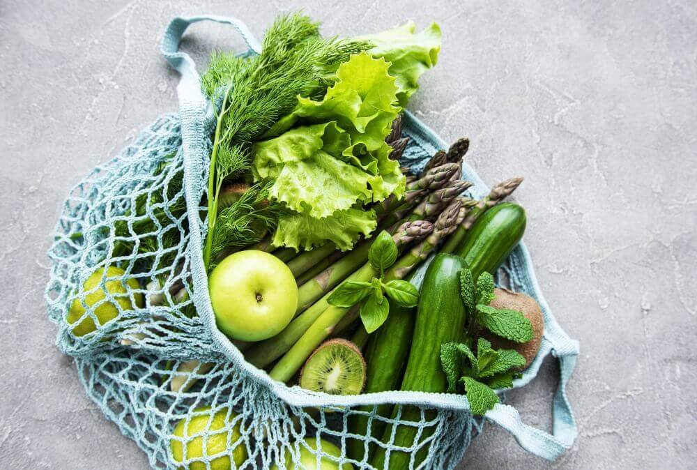 file torbada yeşil meyve ve sebzeler