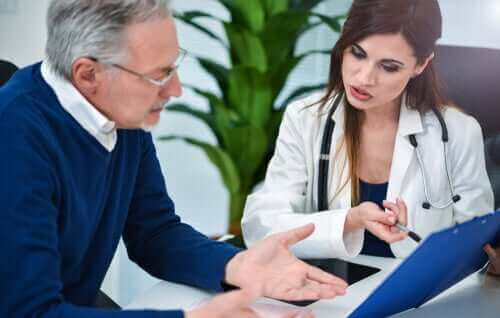 doktora danışan yaşlı adam