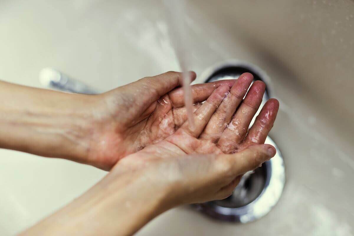 suda yıkanan eller