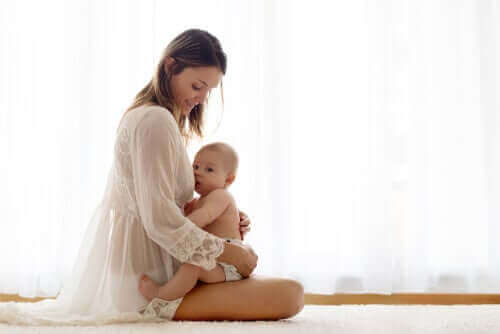 bebeğini emziren kadın