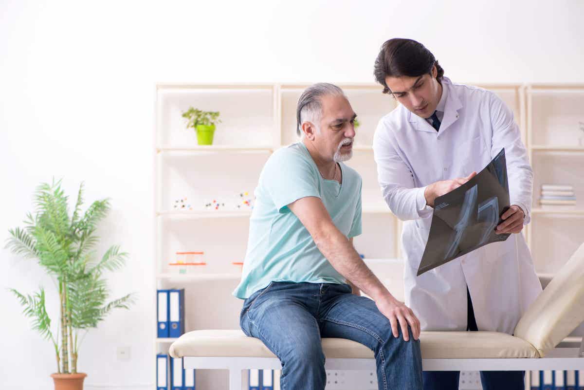 doktoruyla konuşan artrit hastası