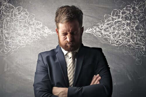 köpüren öfkeli adam