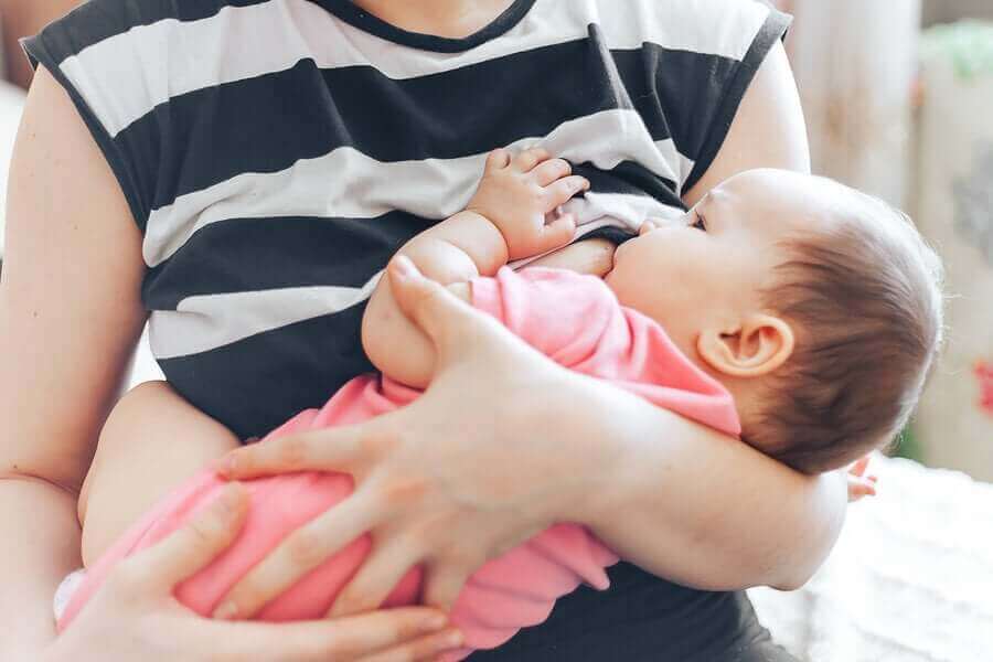 kucakta meme emen bebek