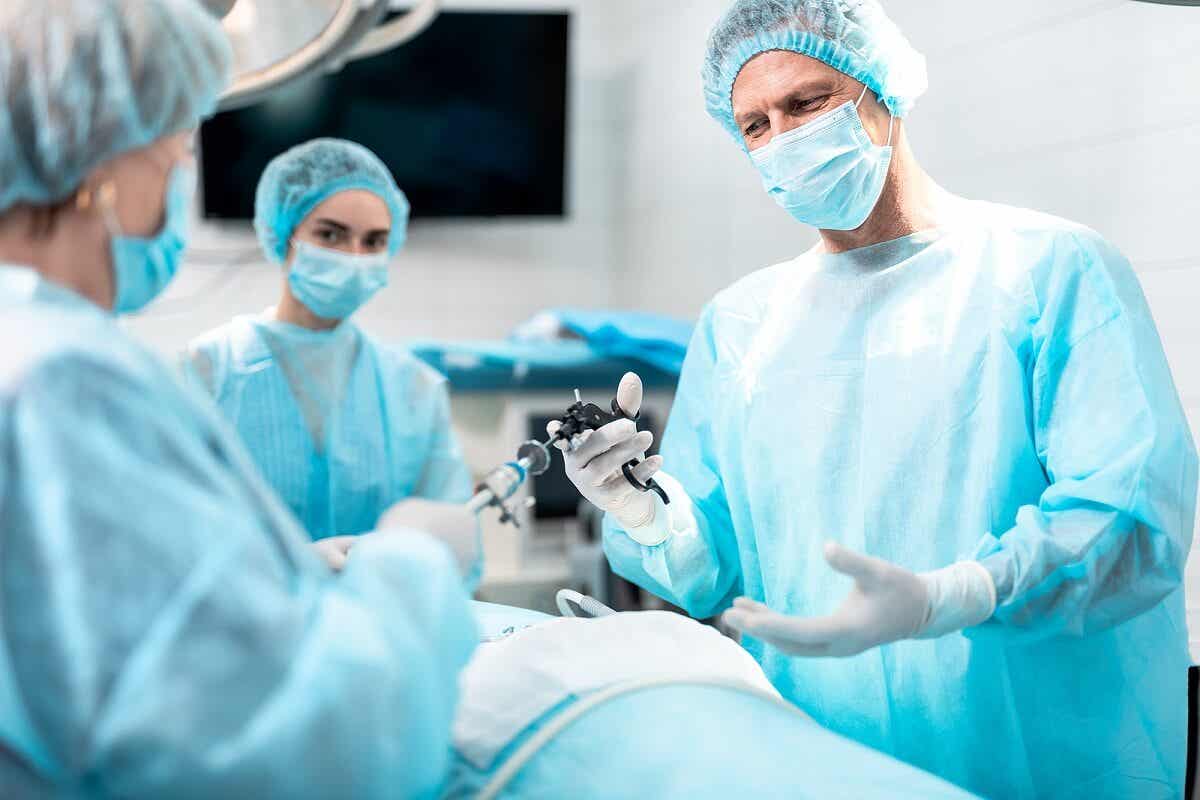 ameliyat yapan doktorlar