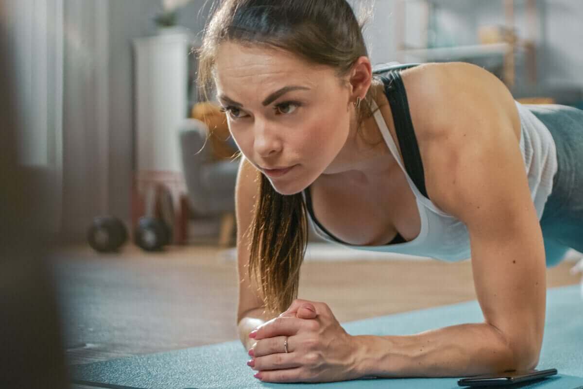 plank yapan kadın
