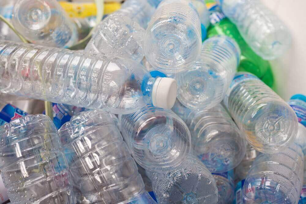 boş plastik şişeler